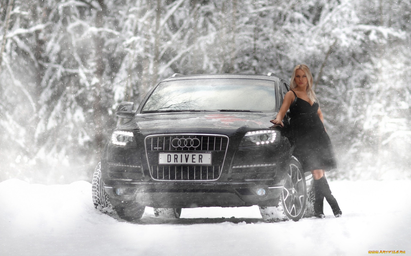 Обои Автомобили -Авто с девушками, обои для рабочего стола, фотографии  автомобили, -авто с девушками, лес, автомобиль, фон, взгляд, снег, девушка  Обои для рабочего стола, скачать обои картинки заставки на рабочий стол.